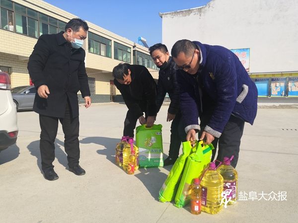 「」防疫期间送关爱 市救助中心党员进村帮扶