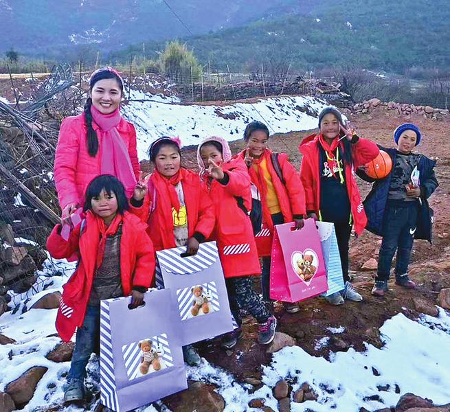 「」盐城市民盛龙霞把爱送到四川凉山