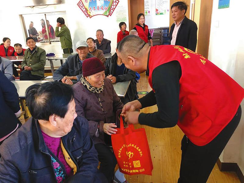 |敬老院里百岁老人过生日 志愿者载歌载舞来祝寿