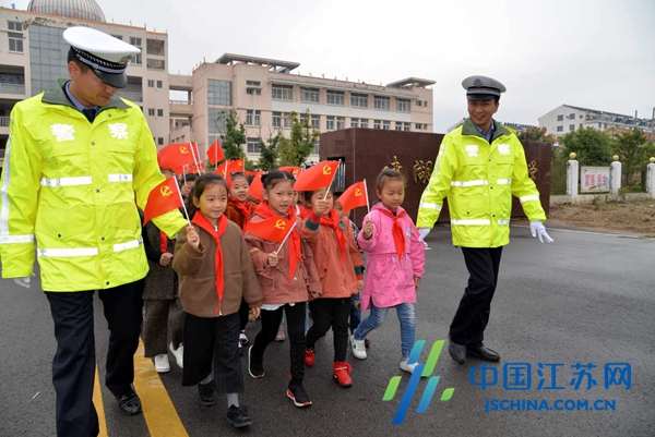 建湖公安局交警大队上冈中队以民为本创新发展