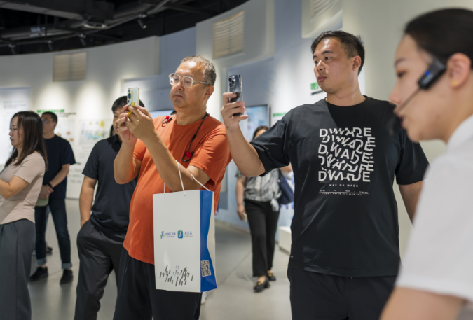 亿博电竞 亿博官网“工业锈带”变“生活秀带” 网络人士近距离感受生态南通之美(图2)