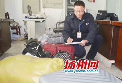 登记旅客失物春运以来，汽车东站已经保存旅客落下的行李60多件，希望当事人返程时认领。孙沛霖惠宇摄