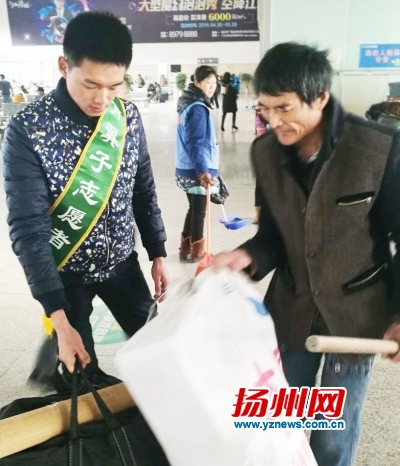 车站志愿服务春运以来，卜杨社区圆梦义工联盟志愿者轮流到汽车站开展义工服务活动，热情帮助旅客搬运行李等。德兵沛霖摄