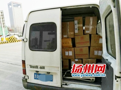 客车装满了货物。