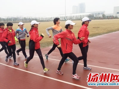 基地运动员冒雨训练。史天舒傅春扬摄