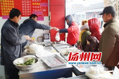 一家汤圆店门前，市民排队买汤圆。沈扬生摄