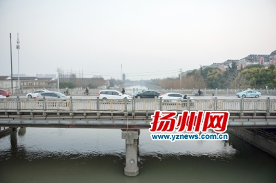 车辆在老通扬桥行驶。