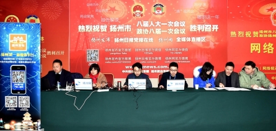 “两会”现场的新媒体直播区。庄文斌摄
