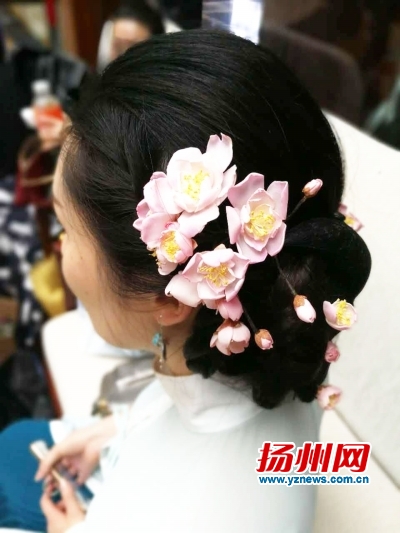 非遗通草花成时尚头饰