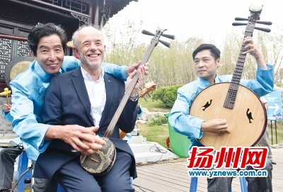 外国嘉宾体验中国传统乐器。庄文斌摄