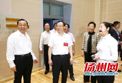 省委书记李强在市委书记谢正义,市长张爱军陪同下考察三湾公园.