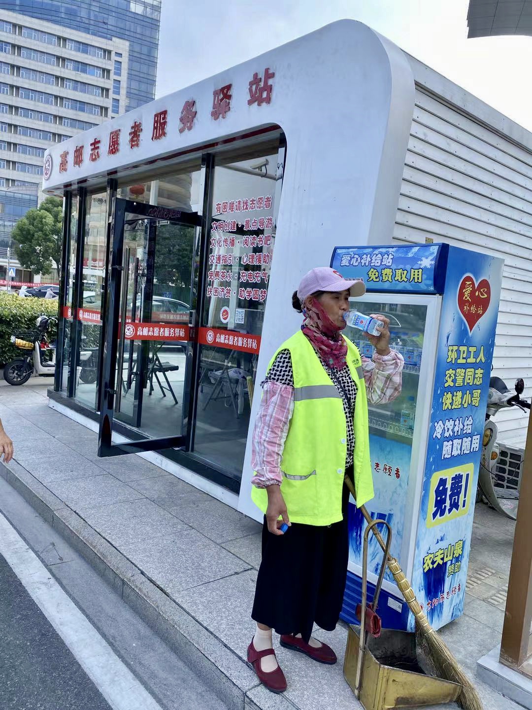 |高邮街头“爱心饮水冰柜”清凉上线 传递“零度的爱”