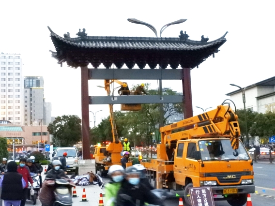 |亮丽风景文昌路上牌楼多，石塔寺西侧牌楼基本修缮完成