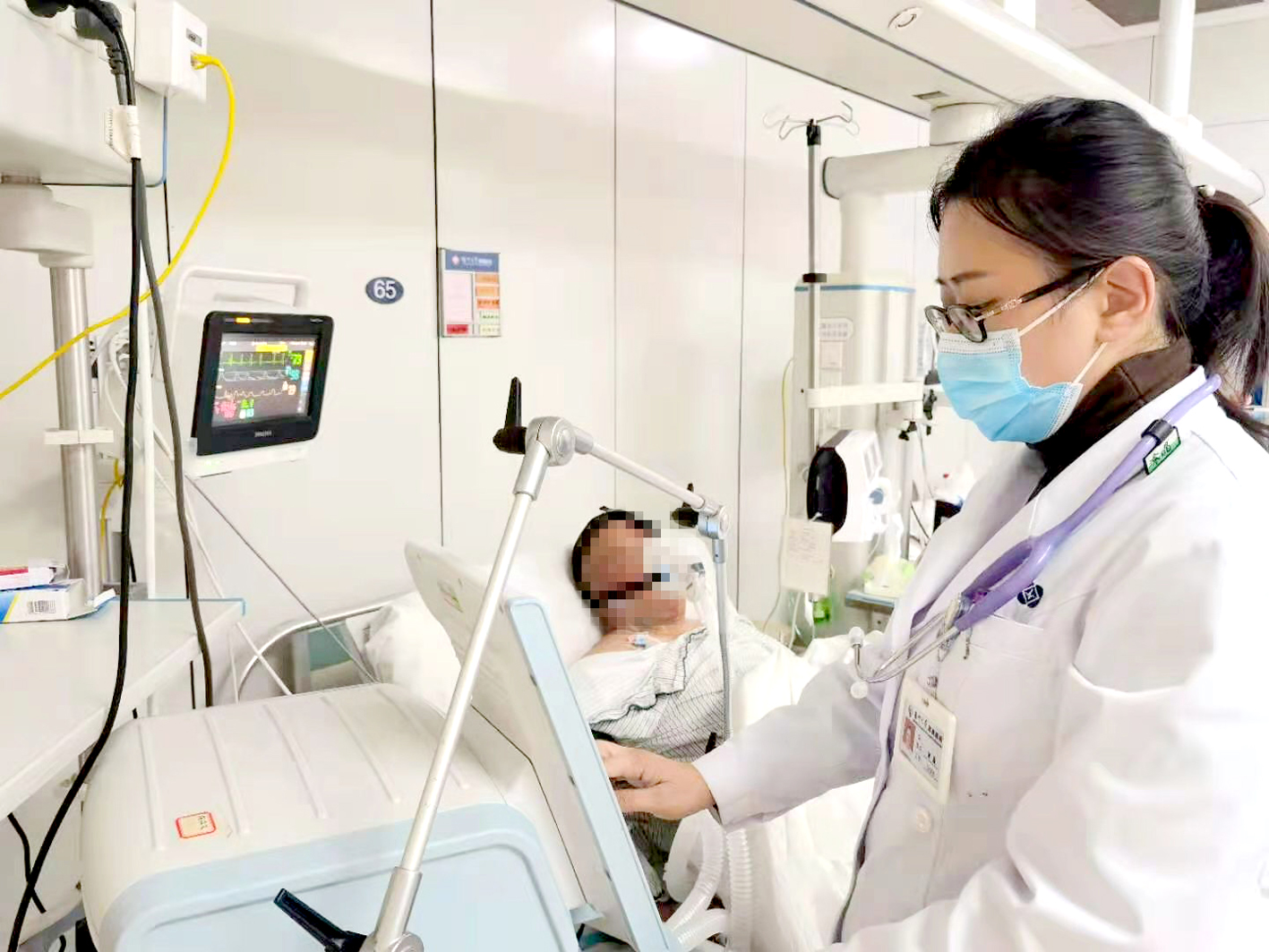急诊医生照顾患者.