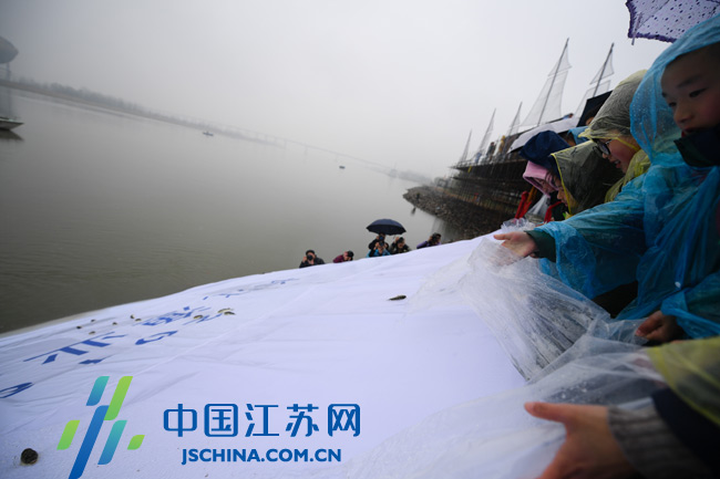 分压式放大电路仿真图_电路图分享 中国江苏网3月18日讯 三月春江水暖,正是江鲜肥美的时节,今天上午,第十五届中国扬中河豚文化节在扬中园博园拉开帷幕,整个活动将于4月21日闭幕,持续时间长达35天。 作为江中明珠,扬中生态优良,江鲜渔业资源极为丰富,尤以河豚等长江三鲜最为著名,是中国河豚文化之乡、中国江鲜之乡,自2004年以来,该市的河豚节已连续举办15年,吸引了各地食客蜂拥而至,尝鲜河豚。 赏岛城绿景,品江鲜美食。如今,扬中的江鲜美味和中国河豚岛美名已蜚声海内外。为了让游客放心消费,2016年以来,扬中市物价局联