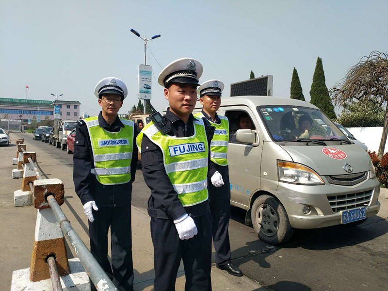 江市局党委委员、政治部副主任桂耀武为辅警送