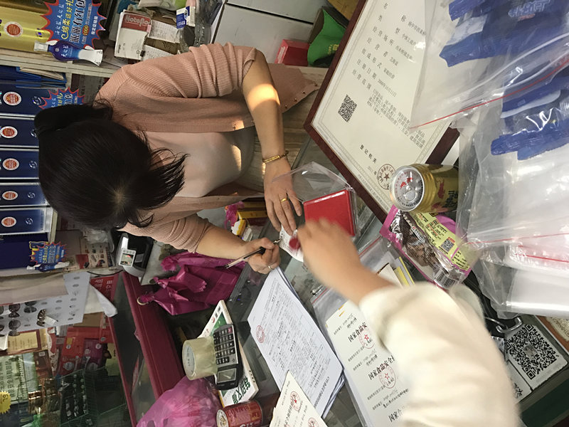 扬中市监局油坊分局开展塑料购物袋抽检 扬中市监局油坊分局开展塑料购物袋抽检