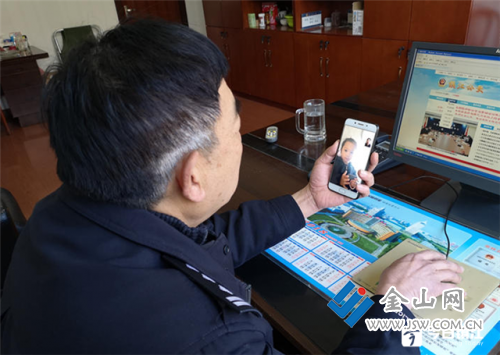 ：59岁的“老战士”为核查信息骑行10多公里
