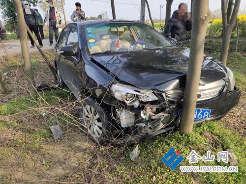 ##路口疏于观察 轿车冲进农田