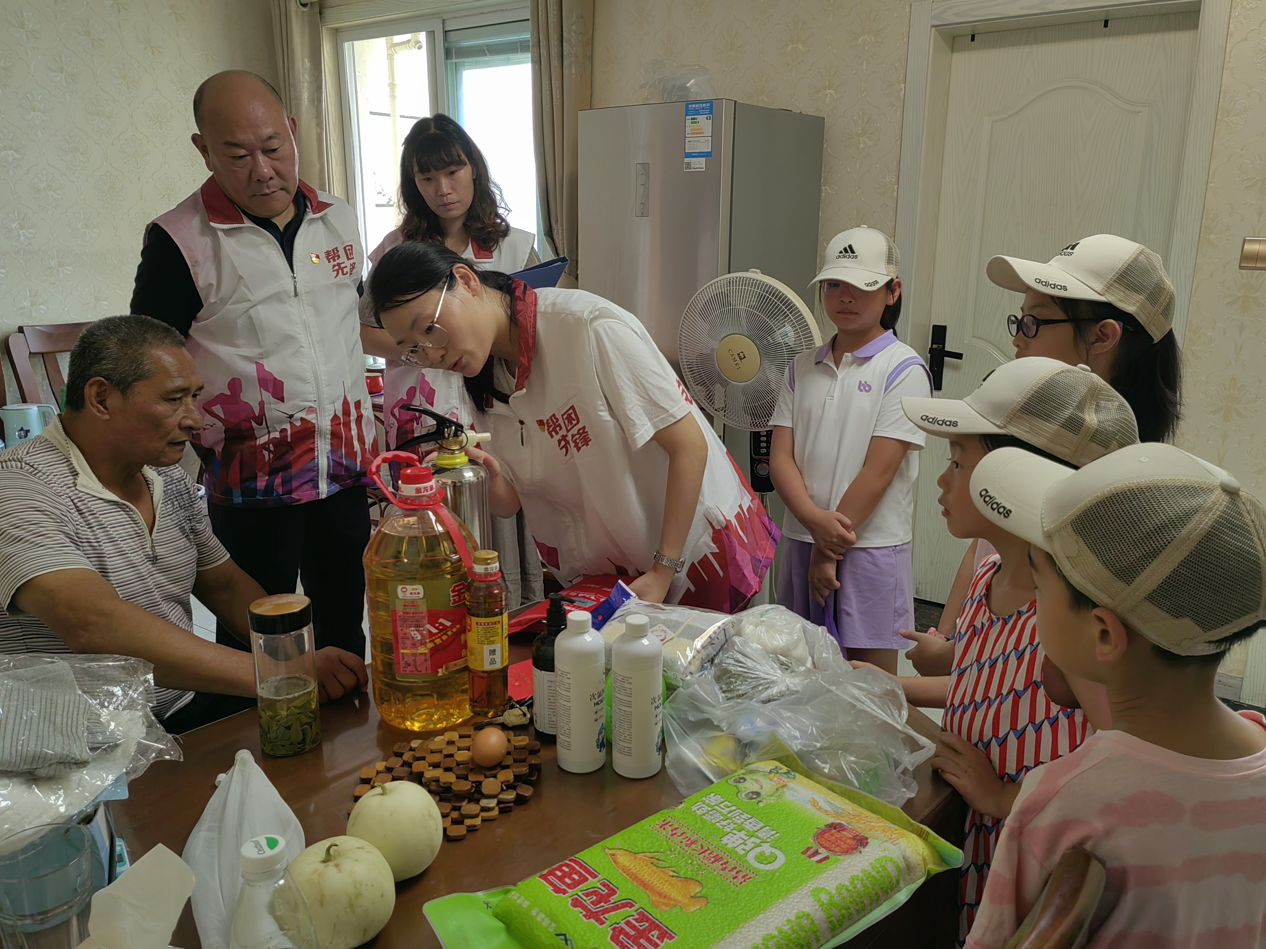 AG真人 AG真人网站江苏镇江：体验城市管理 倡导垃圾分类(图2)