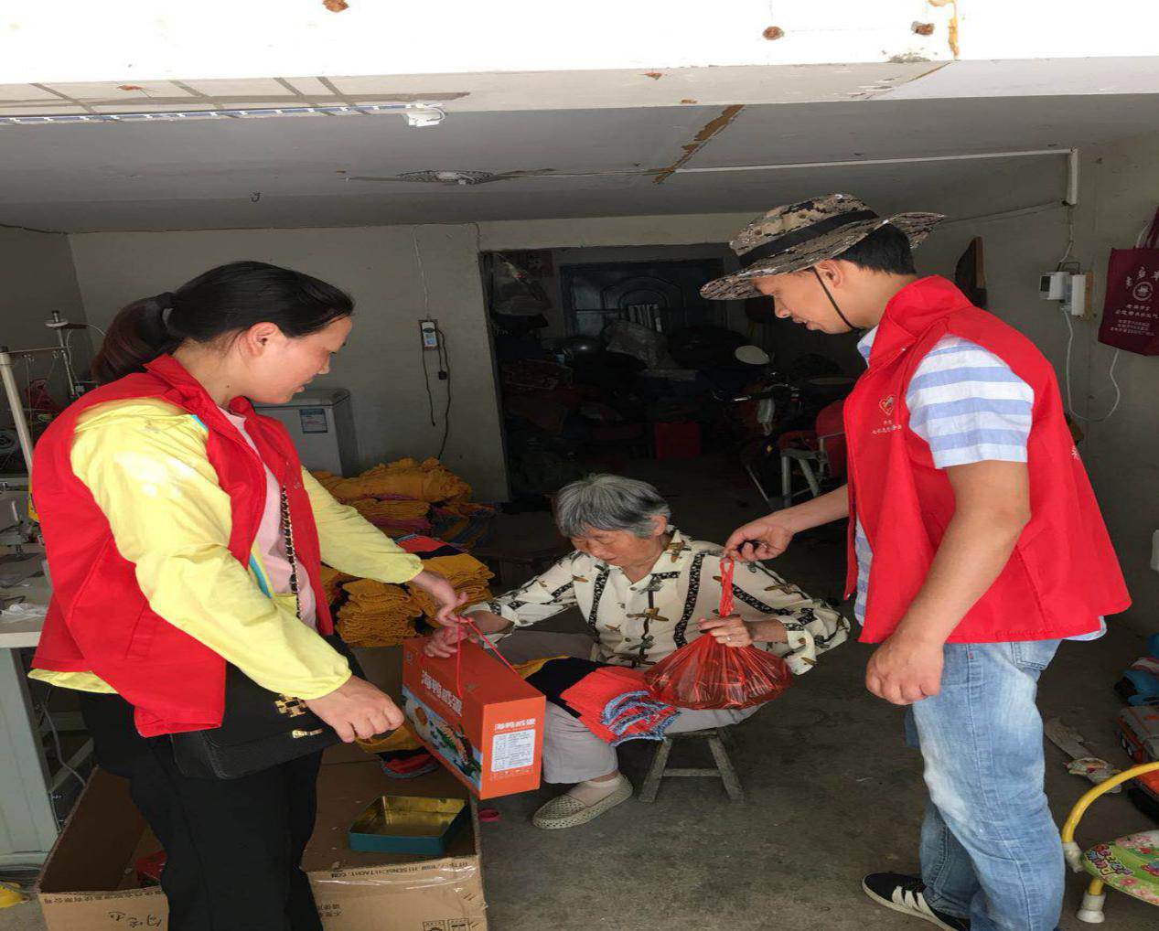 黄梅街道开展庆端午 递爱心慰问残疾人家庭主