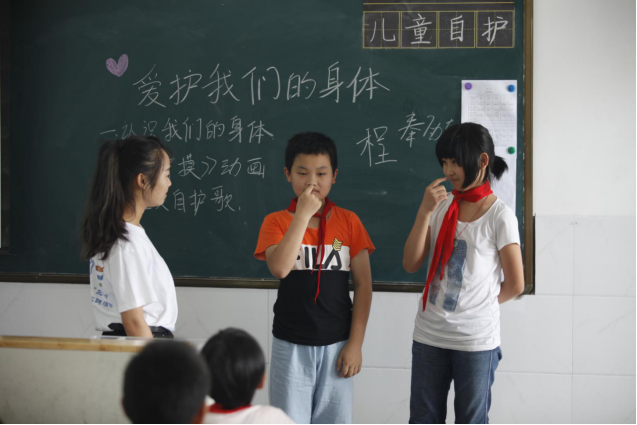 以你我之力,守护童心--大学生走进石湫镇教授