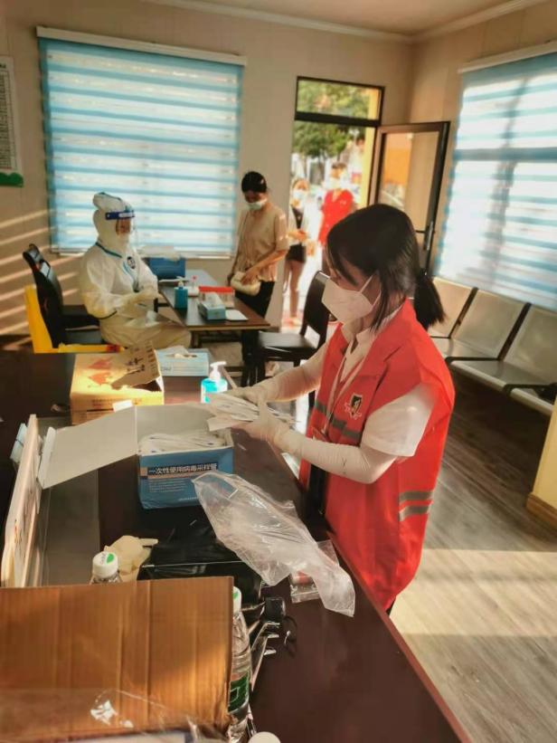 南京市江宁区秣陵街道城乡建设管理部党支部志愿者冲在抗疫一线