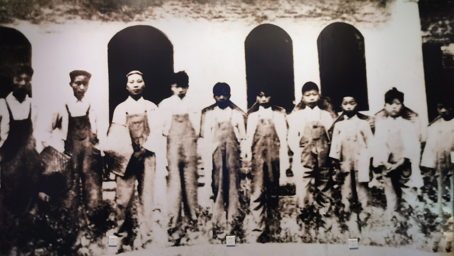 1935年10月10日新安旅行团从淮安出发前在学校礼堂前留影