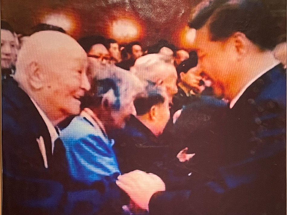 2016年，习近平总书记在人民大会堂亲切接见红军代表、新安旅行团首批团员曹维东。