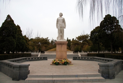 刘胡兰塑像01（视觉中国）.jpg
