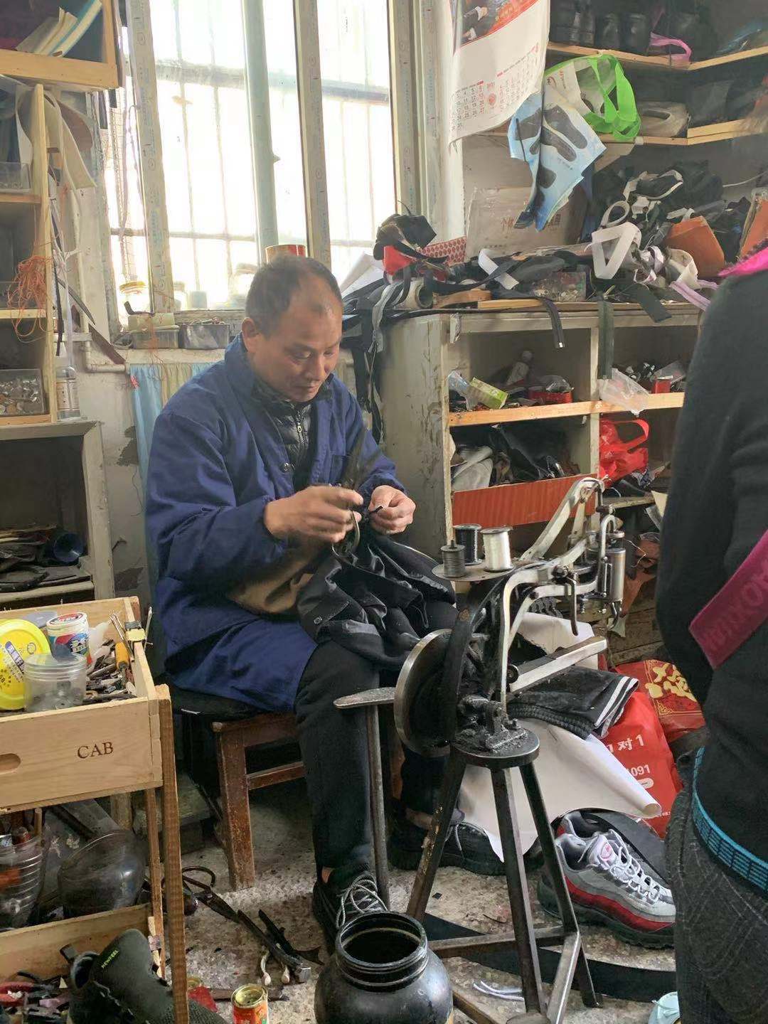 【暖新闻】南京栖霞有家"无声"修鞋缝补店:聋哑夫妇奏响致富进行曲