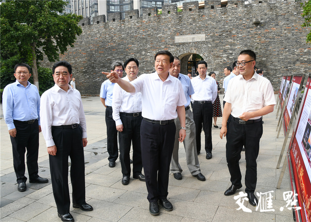 娄勤俭在常州古运河南大街文化街区考察.肖勇/摄