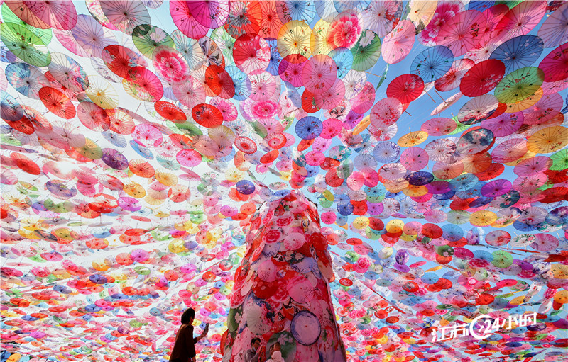 数千把花伞组成“天空之伞”_中国江苏网