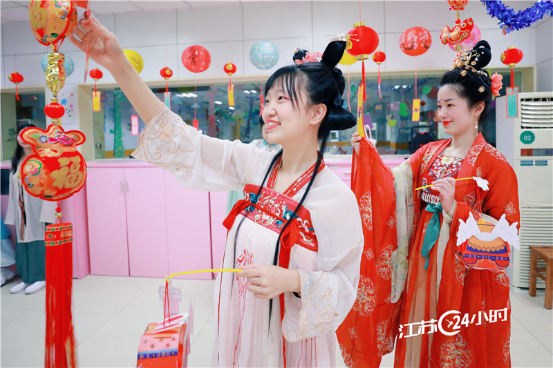 穿汉服猜灯谜迎元宵_中国江苏网