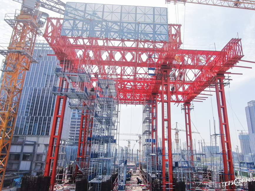 “空中造楼机”提升塔楼施工效率_中国江苏网