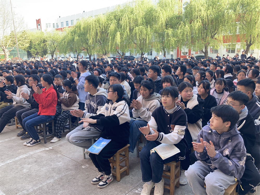 东海县:千名政法干警进校园——法治课走进青湖中学_中国江苏网