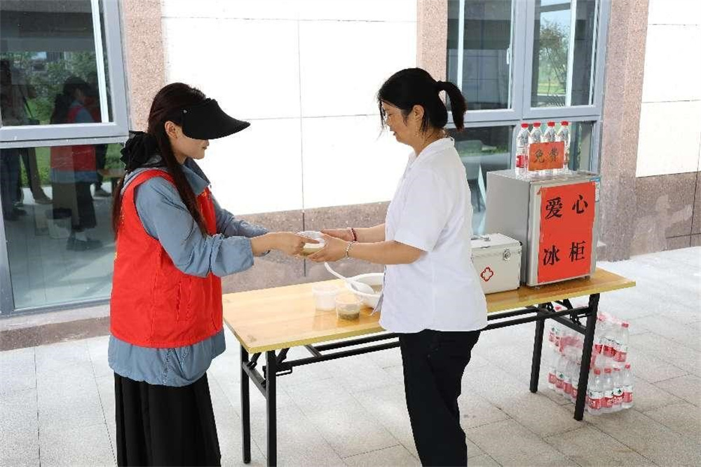 连云港城建集团人文纪念园公司：炎炎夏日送清凉 殷殷关怀暖人心_中国江苏网