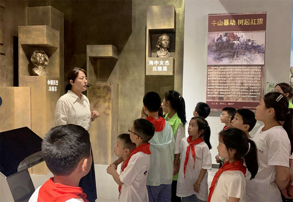 新海街道开展“迎八一 红心向党”青少年红色研学活动_中国江苏网