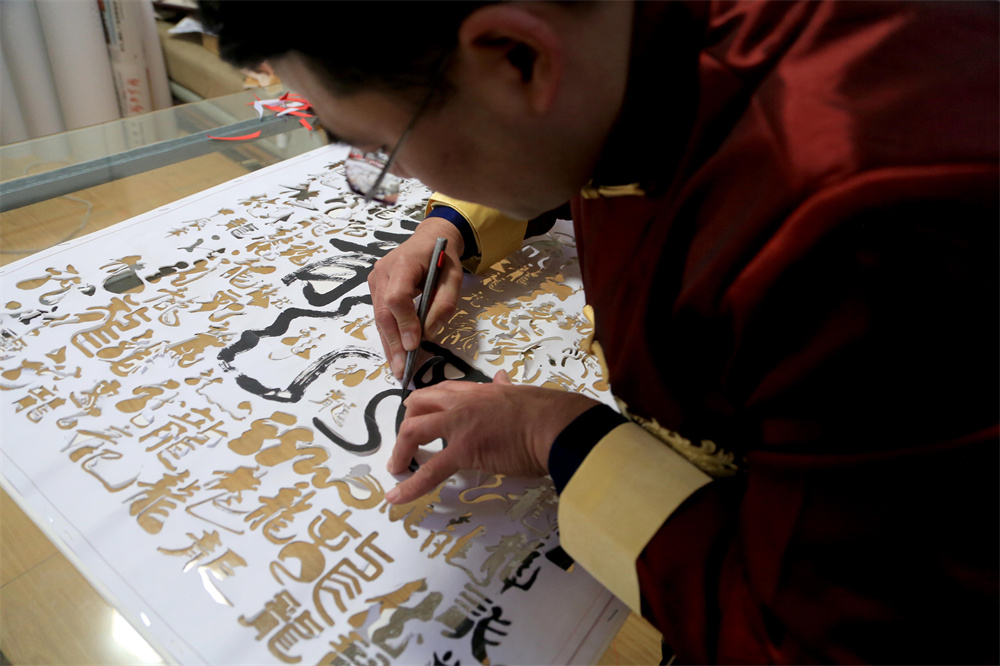 连云港:“百龙刻纸”迎龙年_中国江苏网