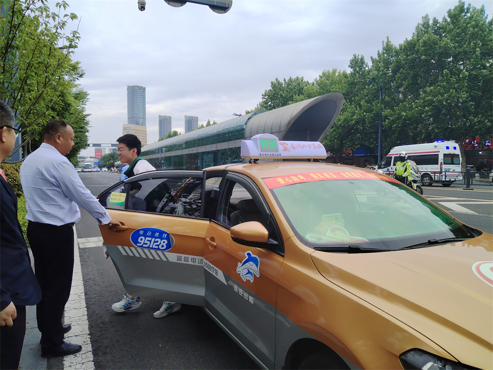 连云港:爱心出租车已连续22年"爱心送考"