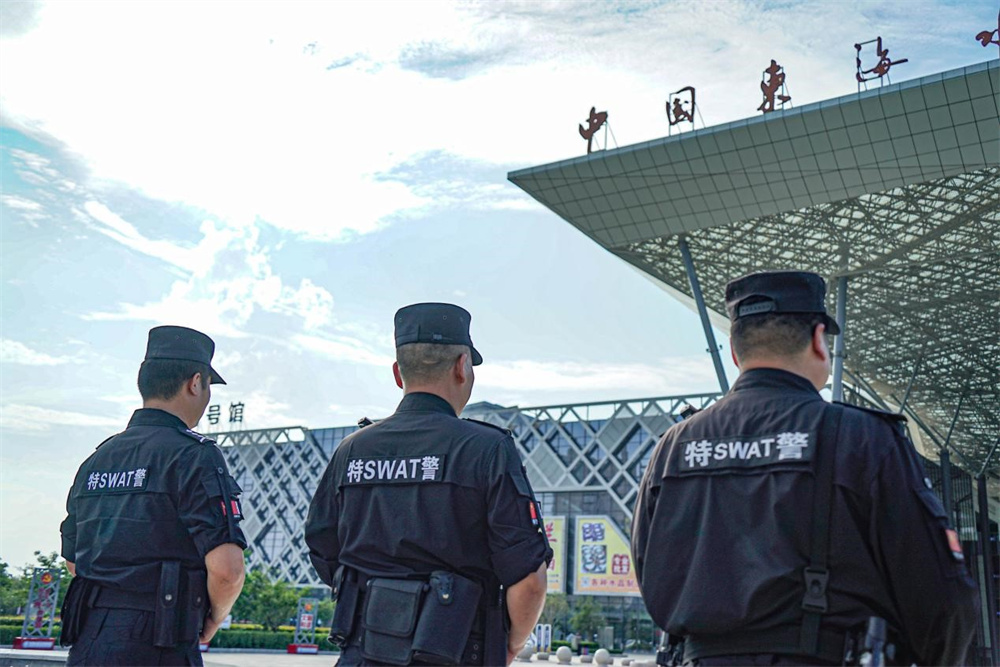 高温烤验显担当 东海特警护平安