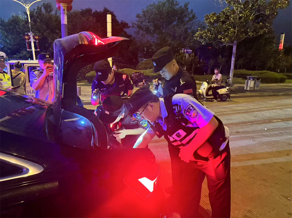 灌云县公安局巡特警大队:倾"警"守护 为平安"加码"_中国江苏网