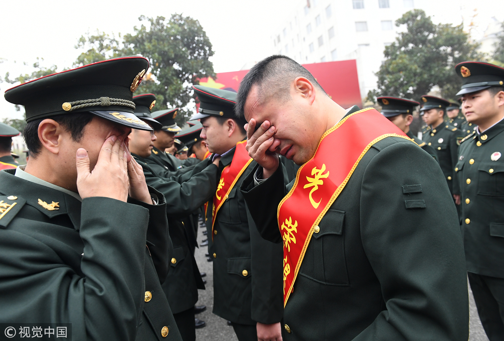 南京为27位军人举办退役仪式 老兵难舍军营
