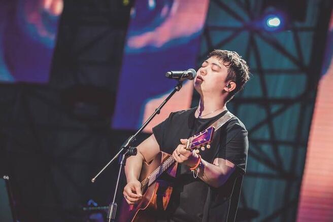 演出中的翁大涵