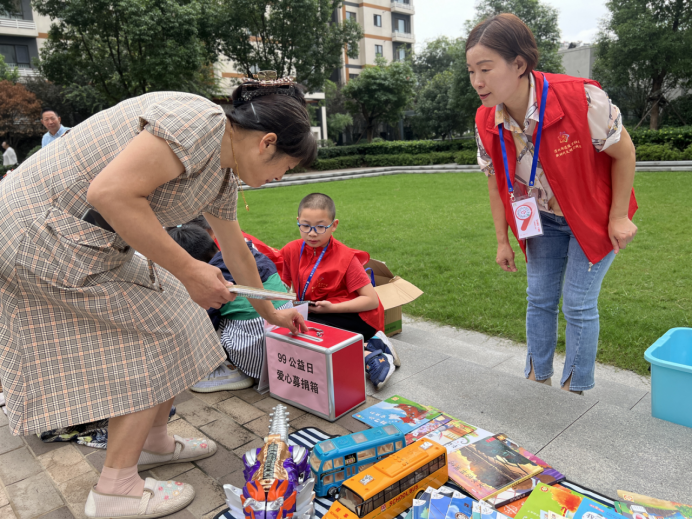 爱不闲置 善心筑梦 南京淳化陵里社区举办爱心义卖活动_中国江苏网