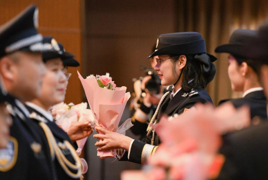 南京女子監獄舉行升警旗儀式慶祝節日