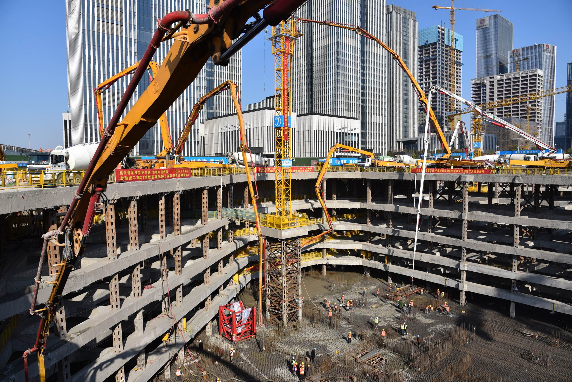 中建四局南京416米超高层项目大底板混凝土浇筑顺利完成