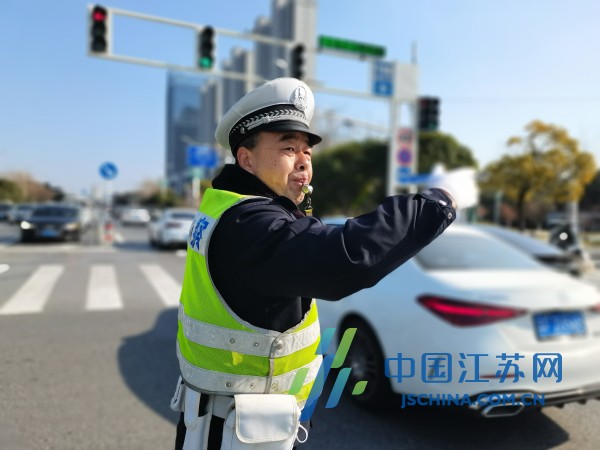 新春走基层 春运路上,海安交警彭爱洲的为民情_中国江苏网