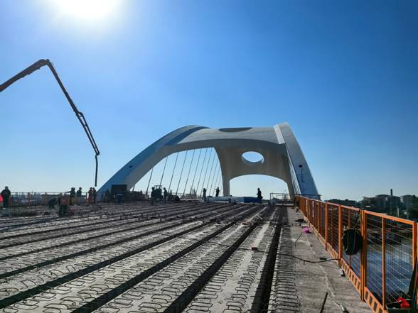 燕矶长江大桥合龙 转入桥面施工阶段