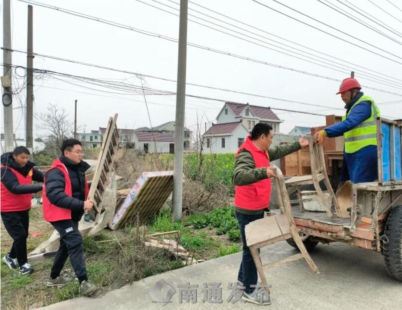 南通市如东县长沙镇长堤村志愿者挥汗"村庄清洁日"——红马甲点亮"洁